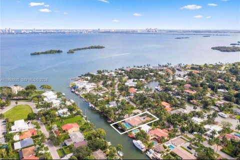 House in Miami, Florida 5 bedrooms, 382.66 sq.m. № 2041417 - photo 24