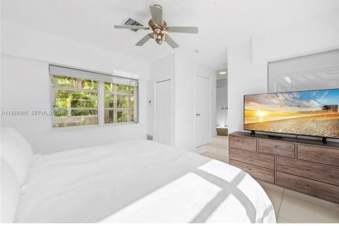 House in Miami, Florida 5 bedrooms, 382.66 sq.m. № 2041417 - photo 18