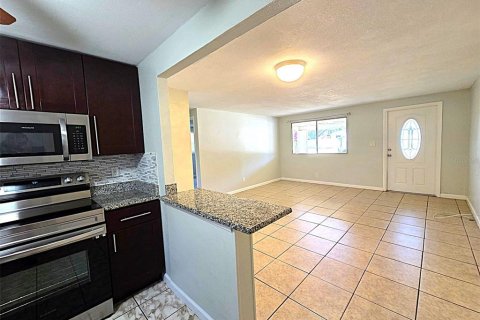 House in Pinellas Park, Florida 3 bedrooms, 99.03 sq.m. № 2114469 - photo 6