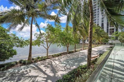 Condo in Miami, Florida, 2 bedrooms  № 2038572 - photo 15
