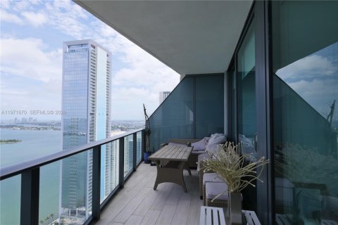 Condo in Miami, Florida, 2 bedrooms  № 2038572 - photo 2