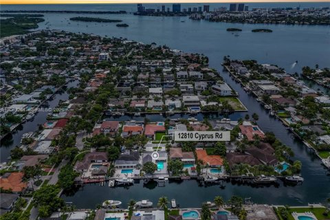 Casa en venta en North Miami, Florida, 3 dormitorios, 256.41 m2 № 2289456 - foto 25