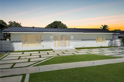 Casa en North Miami, Florida 3 dormitorios, 256.41 m2 № 2289456