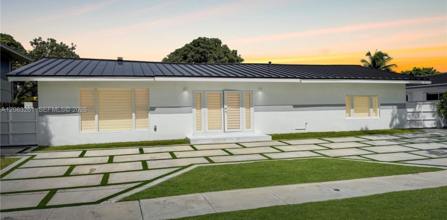 Casa en North Miami, Florida 3 dormitorios, 256.41 m2 № 2289456
