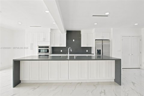 Casa en venta en North Miami, Florida, 3 dormitorios, 256.41 m2 № 2289456 - foto 7