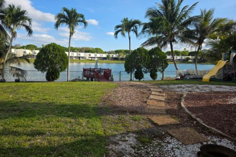 House in Miami, Florida 3 bedrooms, 136.75 sq.m. № 2326087 - photo 18