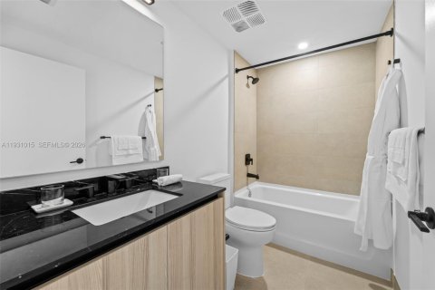 Condo in Miami, Florida, 2 bedrooms  № 1995071 - photo 12