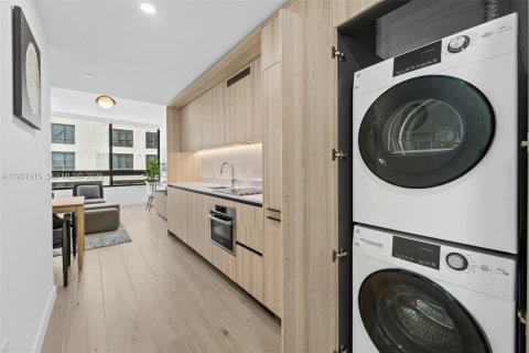 Condo in Miami, Florida, 2 bedrooms  № 1995071 - photo 11