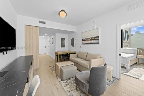 Condo in Miami, Florida, 2 bedrooms  № 1995071 - photo 9