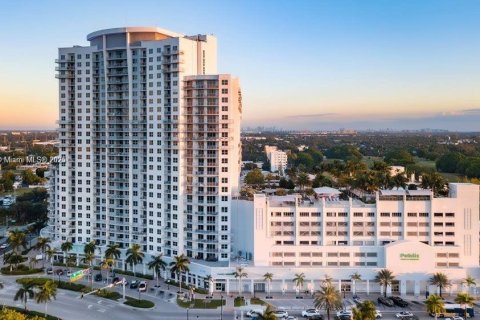 Condo in Hollywood, Florida, 1 bedroom  № 1692543 - photo 1