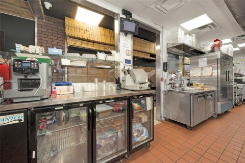 Commercial property in Miami, Florida № 1752673 - photo 15