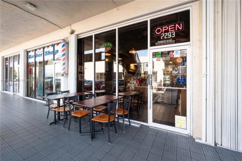 Commercial property in Miami, Florida № 1752673 - photo 1