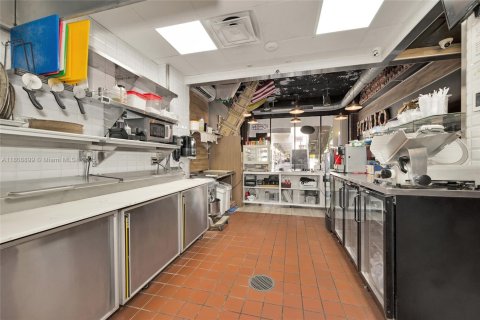 Commercial property in Miami, Florida № 1752673 - photo 13