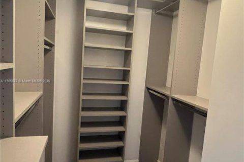 Condo in Aventura, Florida, 2 bedrooms № 2017027 - photo 17