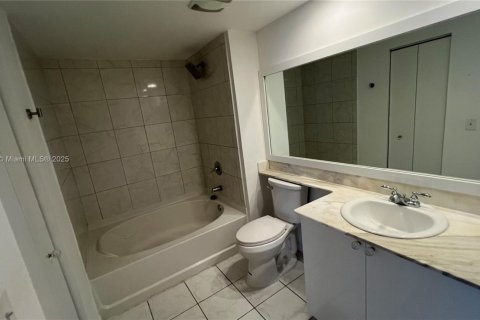 Condo in Aventura, Florida, 2 bedrooms № 2017027 - photo 14