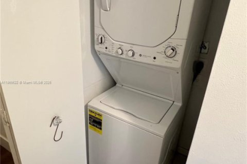 Condo in Aventura, Florida, 2 bedrooms № 2017027 - photo 16