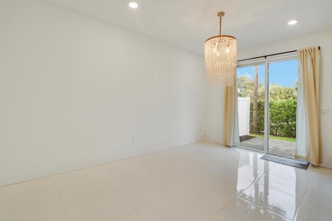 Townhouse in Stuart, Florida 3 bedrooms, 183.39 sq.m. № 2392654 - photo 12