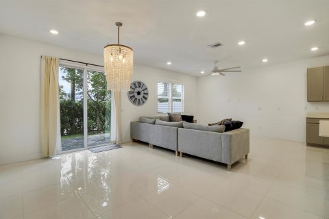 Townhouse in Stuart, Florida 3 bedrooms, 183.39 sq.m. № 2392654 - photo 11