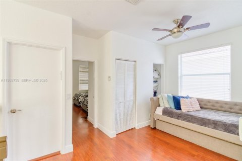 House in Hollywood, Florida 4 bedrooms, 202.9 sq.m. № 1965389 - photo 24