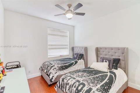 House in Hollywood, Florida 4 bedrooms, 202.9 sq.m. № 1965389 - photo 26