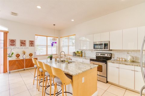 House in Hollywood, Florida 4 bedrooms, 202.9 sq.m. № 1965389 - photo 15