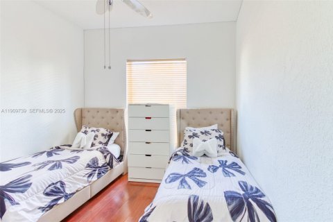 House in Hollywood, Florida 4 bedrooms, 202.9 sq.m. № 1965389 - photo 18