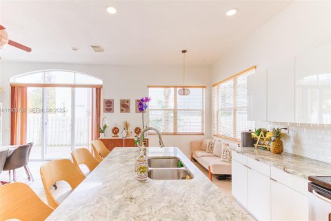 House in Hollywood, Florida 4 bedrooms, 202.9 sq.m. № 1965389 - photo 14