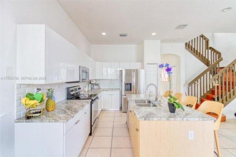 House in Hollywood, Florida 4 bedrooms, 202.9 sq.m. № 1965389 - photo 13