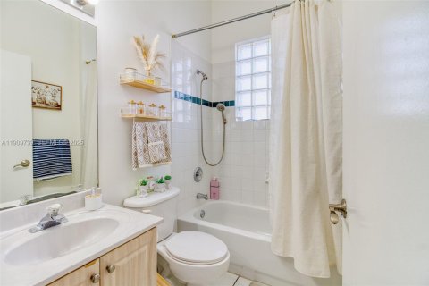 House in Hollywood, Florida 4 bedrooms, 202.9 sq.m. № 1965389 - photo 19