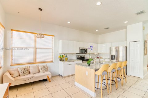 House in Hollywood, Florida 4 bedrooms, 202.9 sq.m. № 1965389 - photo 12