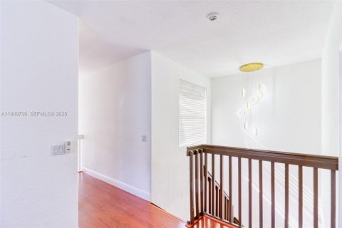 House in Hollywood, Florida 4 bedrooms, 202.9 sq.m. № 1965389 - photo 21