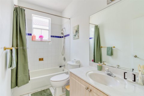 House in Hollywood, Florida 4 bedrooms, 202.9 sq.m. № 1965389 - photo 25