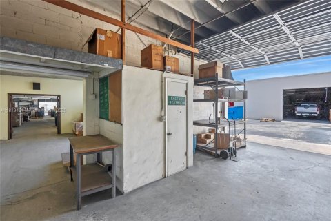 Commercial property in Pompano Beach, Florida № 1937915 - photo 10