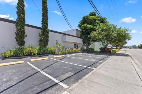 Commercial property in Pompano Beach, Florida № 1937915 - photo 6
