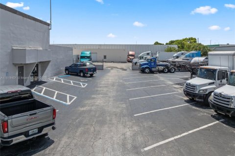 Commercial property in Pompano Beach, Florida № 1937915 - photo 5
