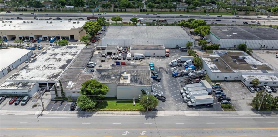 Commercial property in Pompano Beach, Florida № 1937915
