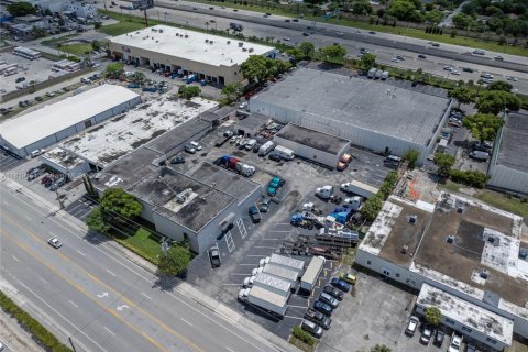 Commercial property in Pompano Beach, Florida № 1937915 - photo 2