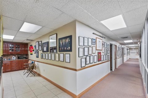 Commercial property in Pompano Beach, Florida № 1937915 - photo 7