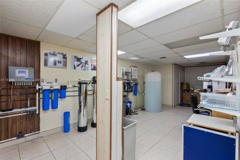 Commercial property in Pompano Beach, Florida № 1937915 - photo 23