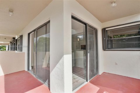 Condo in Miami, Florida, 2 bedrooms  № 2064979 - photo 13