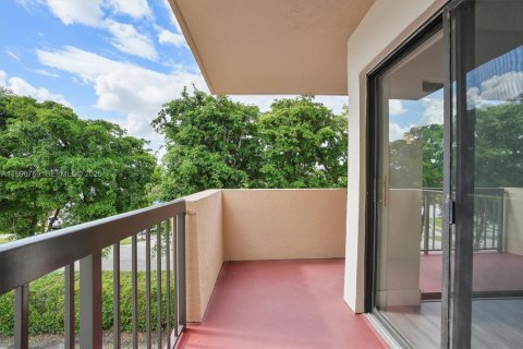 Condo in Miami, Florida, 2 bedrooms  № 2064979 - photo 12