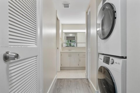 Condo in Miami, Florida, 2 bedrooms  № 2064979 - photo 19