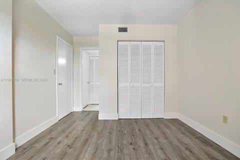 Condo in Miami, Florida, 2 bedrooms  № 2064979 - photo 25