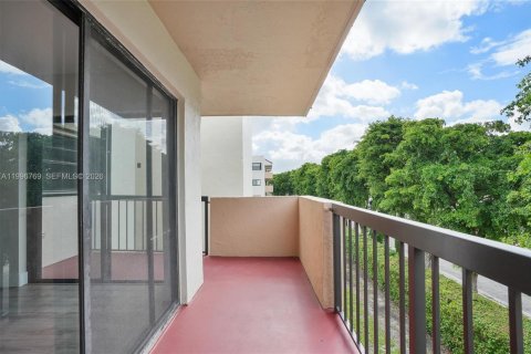 Condo in Miami, Florida, 2 bedrooms  № 2064979 - photo 11