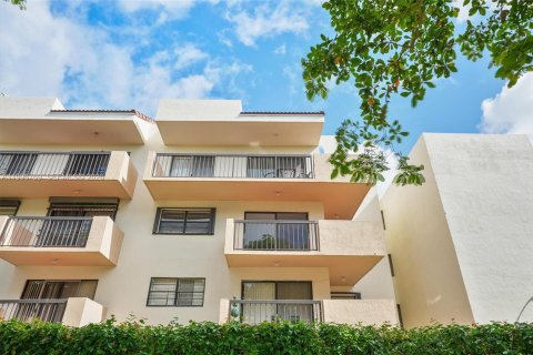 Condo in Miami, Florida, 2 bedrooms  № 2064979 - photo 2