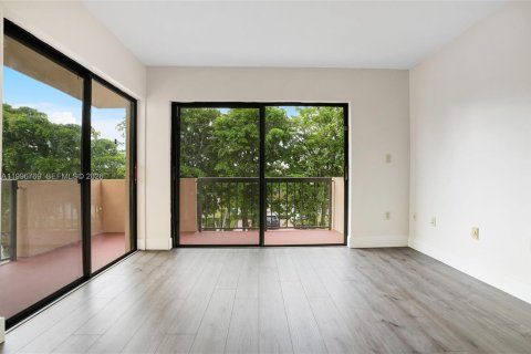 Condo in Miami, Florida, 2 bedrooms  № 2064979 - photo 9