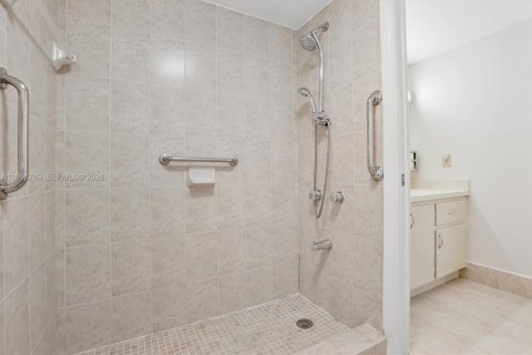 Condo in Miami, Florida, 2 bedrooms  № 2064979 - photo 21