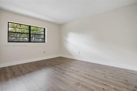Condo in Miami, Florida, 2 bedrooms  № 2064979 - photo 15