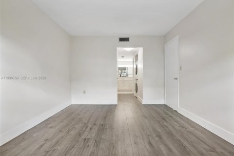 Condo in Miami, Florida, 2 bedrooms  № 2064979 - photo 17