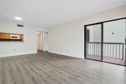 Condo in Miami, Florida, 2 bedrooms  № 2064979 - photo 6